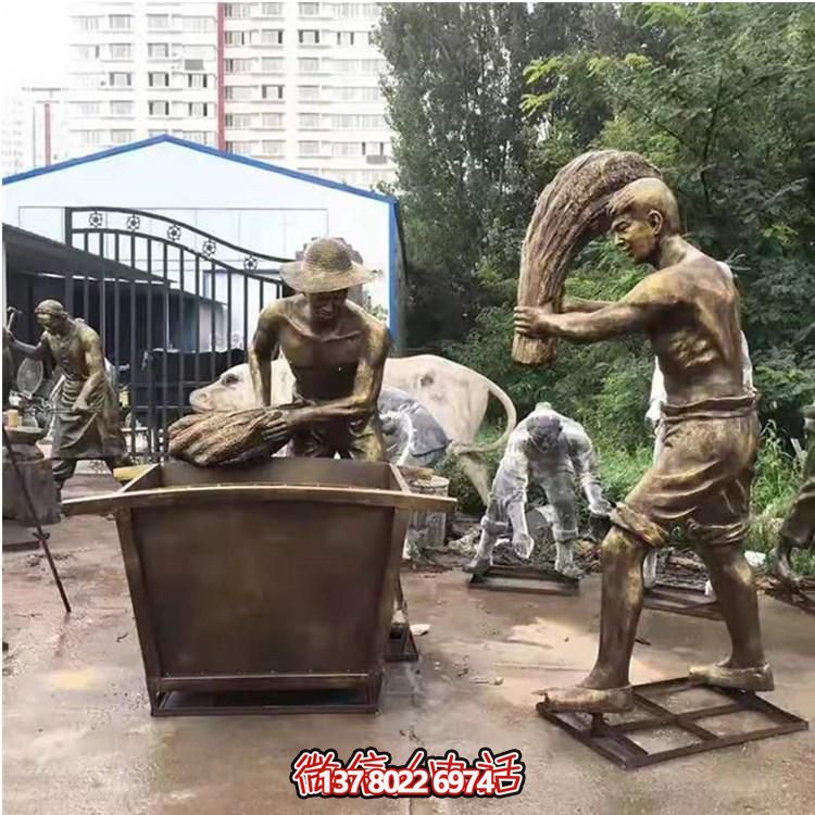 玻璃鋼仿銅農耕人物雕塑，美化戶外景區(qū)