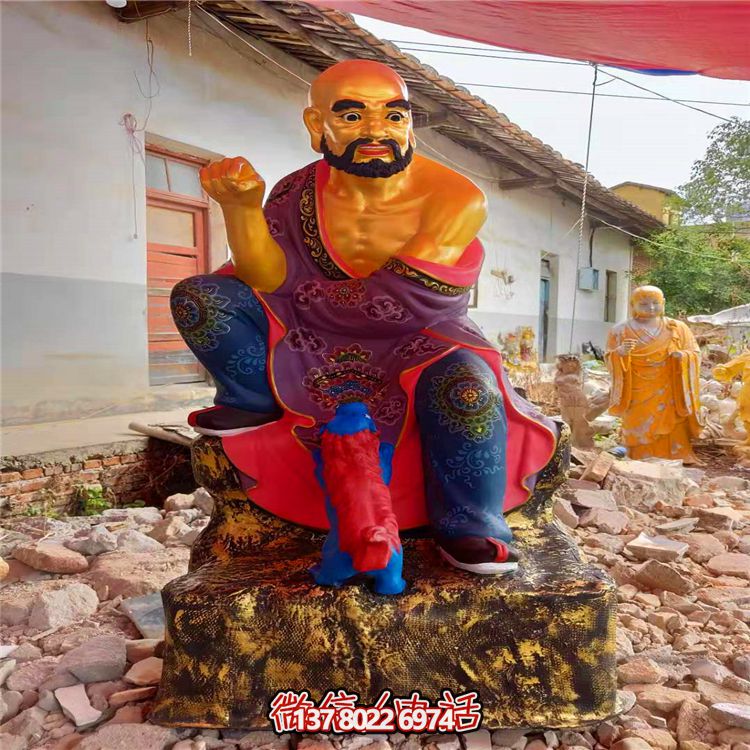 精美絕倫的玻璃鋼彩繪貼金十八羅漢雕塑，讓寺廟更加輝煌