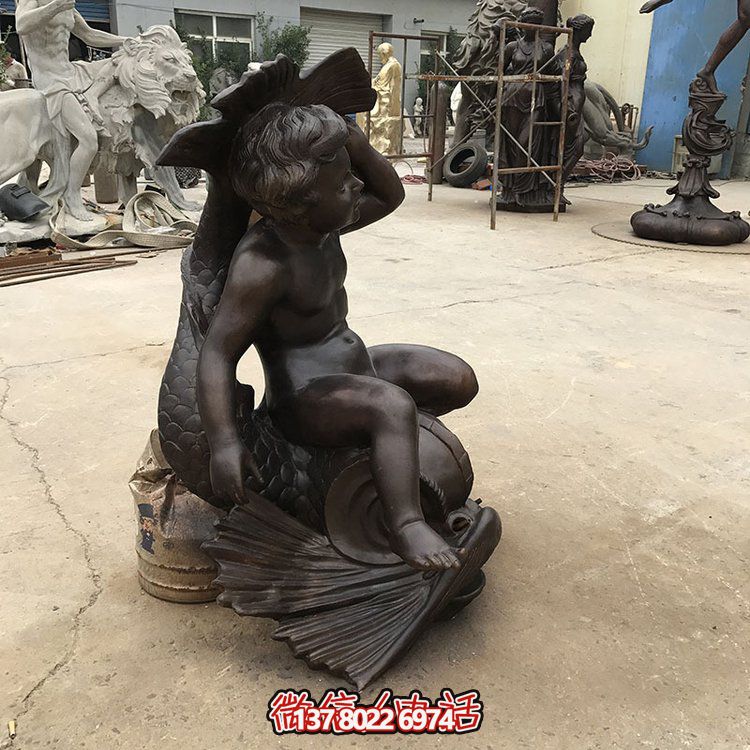 創意銅雕魚坐椅，讓兒童享受景觀之美