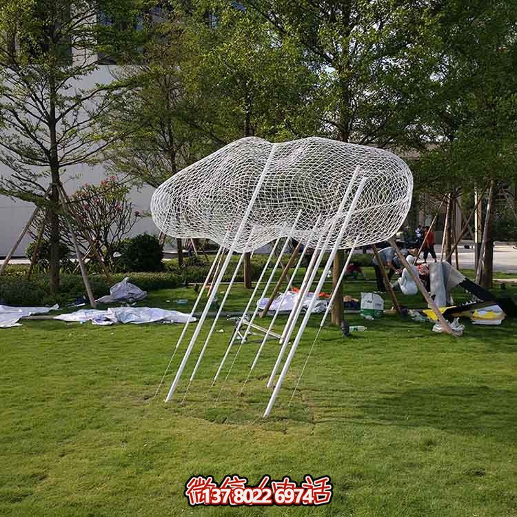 不銹鋼祥云雕塑，點(diǎn)綴美麗的戶外草坪