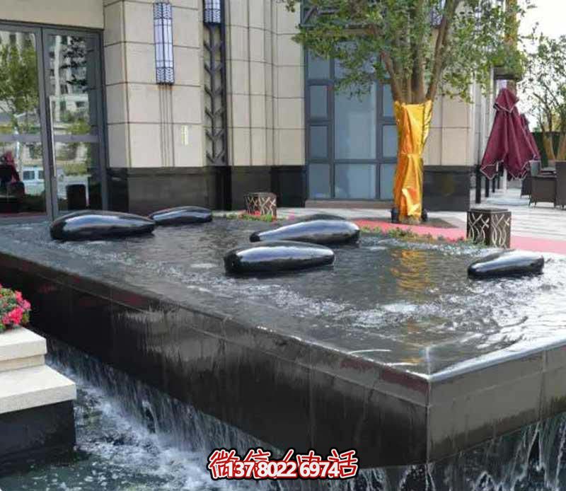 創(chuàng)意水中鵝卵石雕塑，為酒店池塘帶來抽象美感