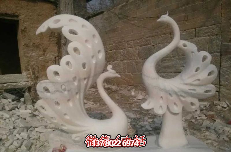 不銹鋼鏤空孔雀雕塑，點綴公園湖邊