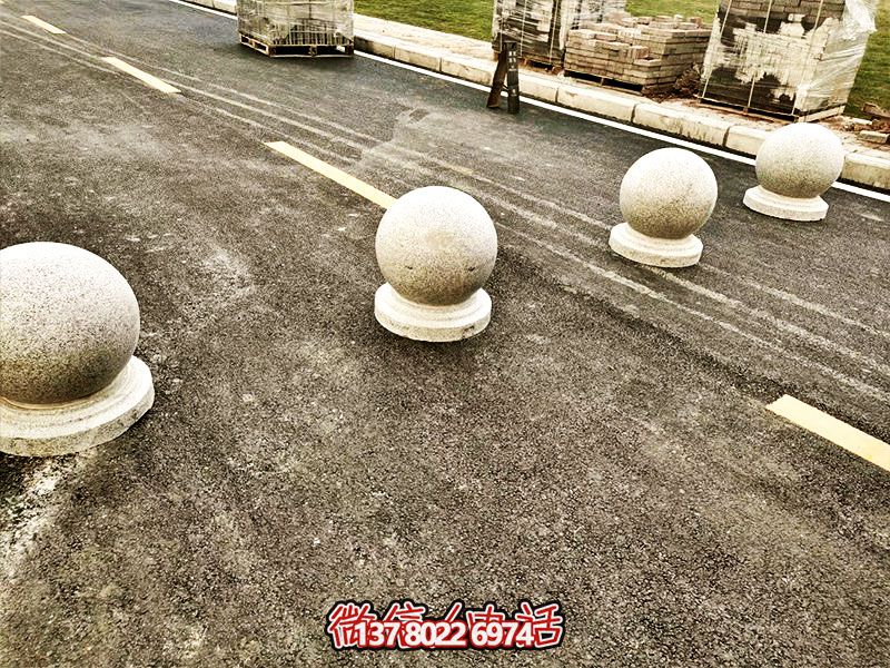 球形路障,為小學路邊擺放的安全隔離車 球形路障,為小學路邊擺放的安全隔離車