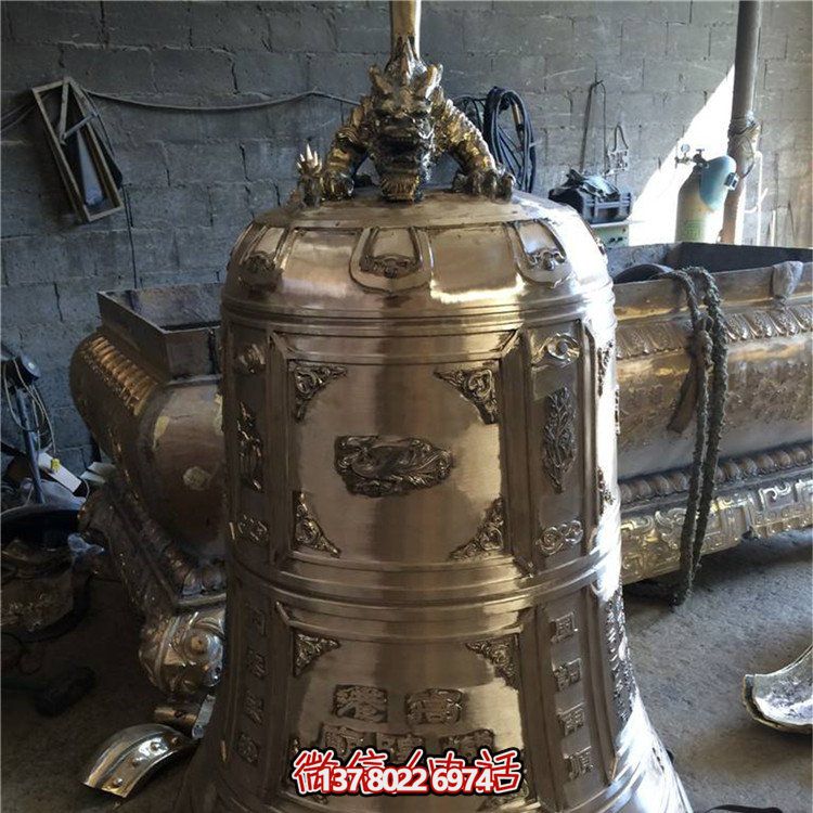 精美銅鐘雕塑，欣賞大型浮雕景觀