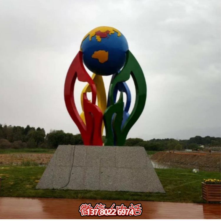 大型不銹鋼彩繪噴漆雕塑，為景區(qū)景觀廣場增色