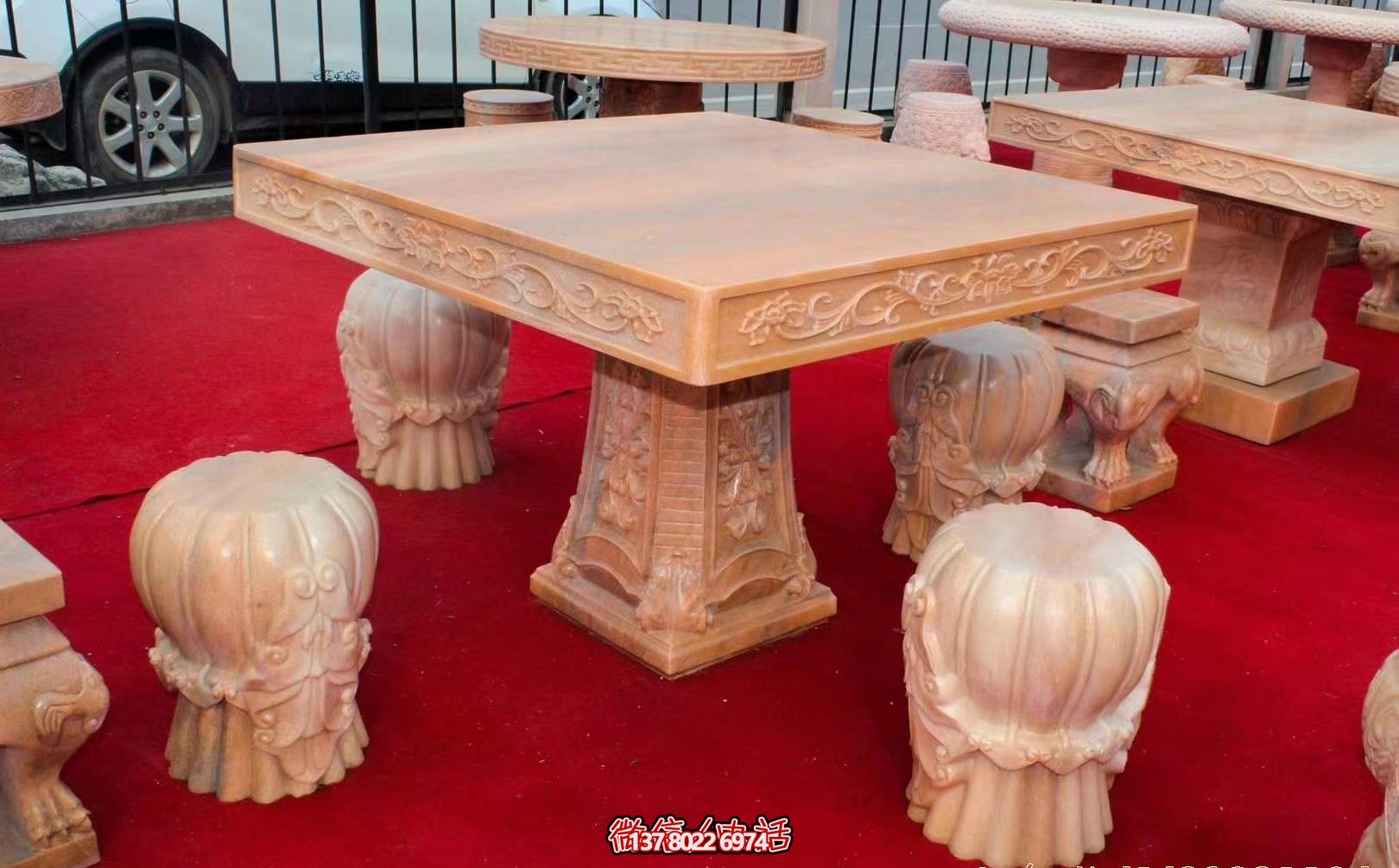 紅色方形石桌凳，欣賞晚霞雕塑，點(diǎn)亮花園廣場