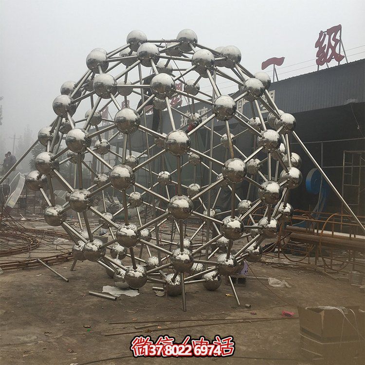 不銹鋼鏤空雕塑，為戶外景觀增添獨特色彩