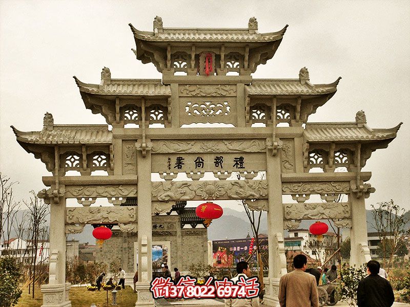 鏤空三門牌坊，點綴城市廣場