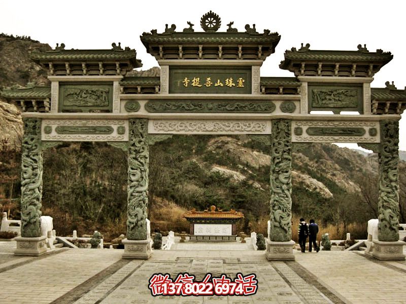 菩提寺院門(mén)前擺放龍柱浮雕三門(mén)青石牌坊 菩提寺院門(mén)前擺放龍柱浮雕三門(mén)青石牌坊