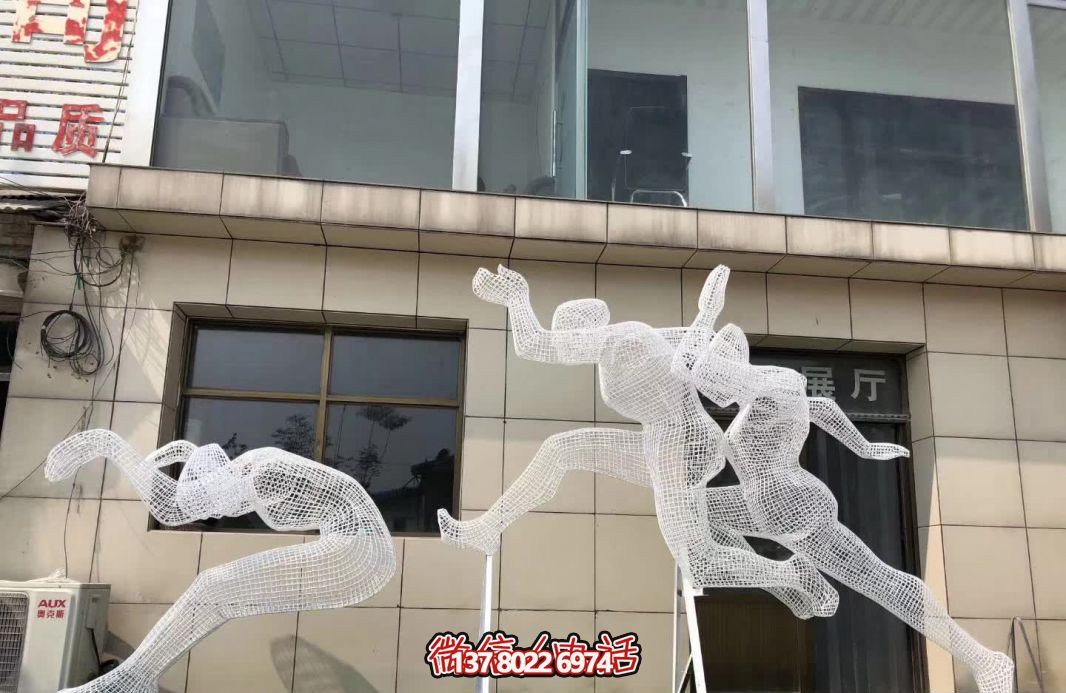 學(xué)院操場創(chuàng)意網(wǎng)格不銹鋼運動跳遠人物雕塑