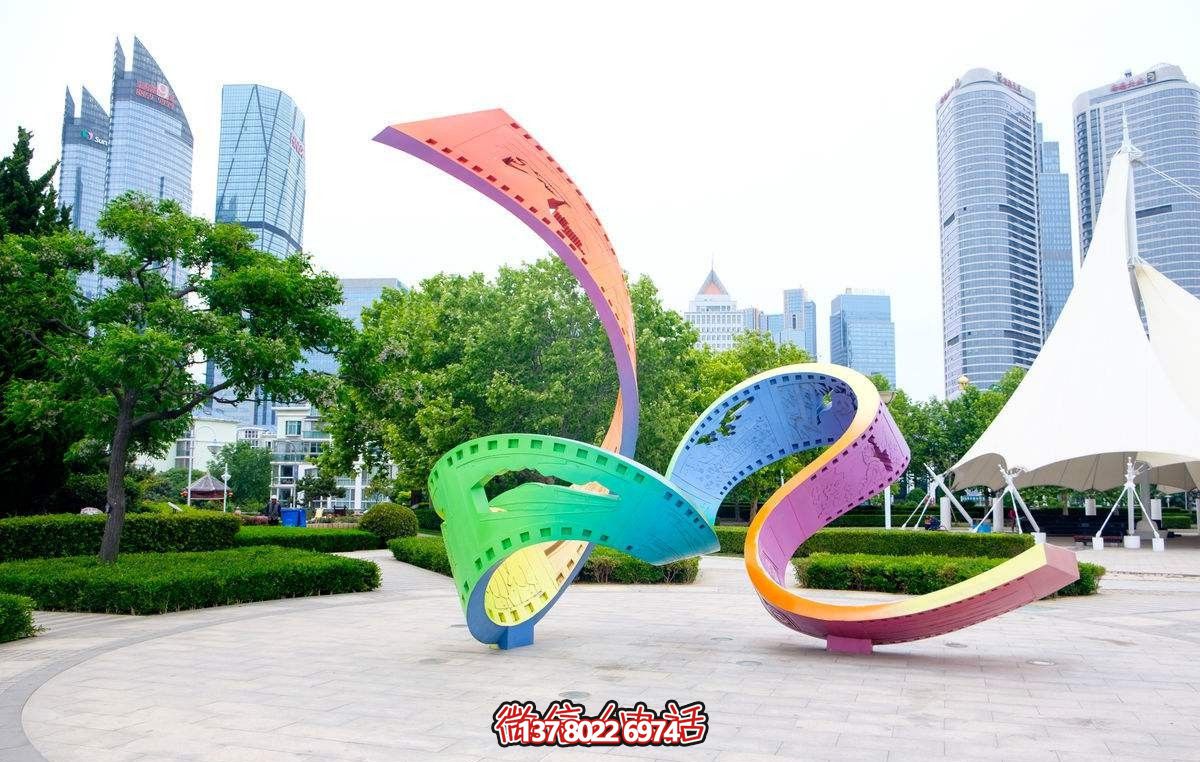 廣場玻璃鋼彩繪抽象藝術(shù)膠卷雕塑 廣場玻璃鋼彩繪抽象藝術(shù)膠卷雕塑
