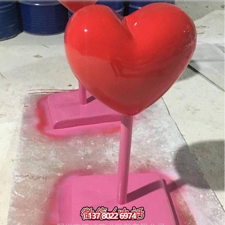 愛(ài)情公園玻璃鋼彩繪愛(ài)心雕塑