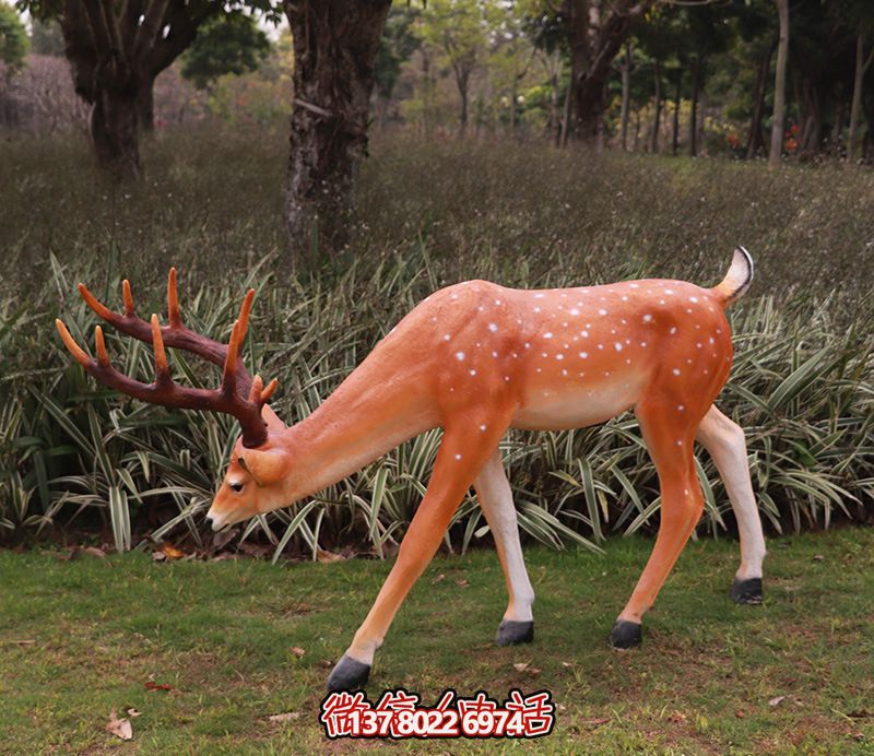 戶外景觀一只低頭覓食的鹿雕塑 戶外景觀一只低頭覓食的鹿雕塑