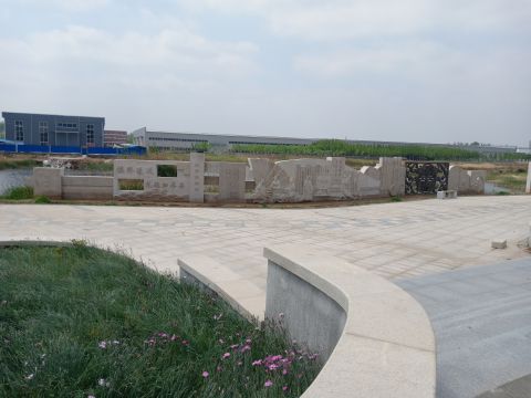 蘆葦湖景墻：鳴琴戴星，長26米，高2